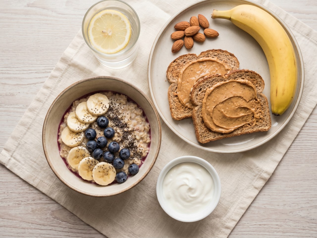 Primeri obroka pre treninga za žene: ovsena kaša sa bananom i borovnicama, grčki jogurt, integralni tost i čaša vode, Raven Sport